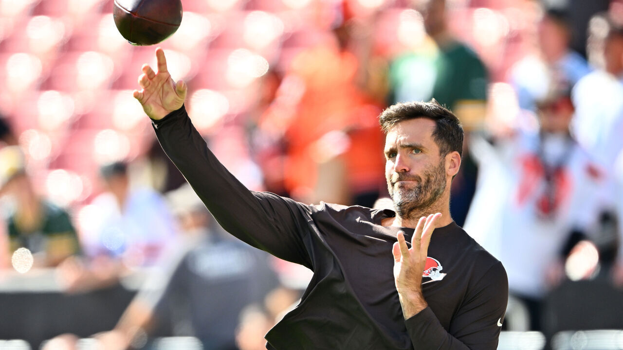 CLEVELAND, OHIO - SEPTEMBER 21: Joe Flacco #15 of the Cleveland Browns warms up against the Green Bay Packers at Huntington Bank Field on September 21, 2025 in Cleveland, Ohio.