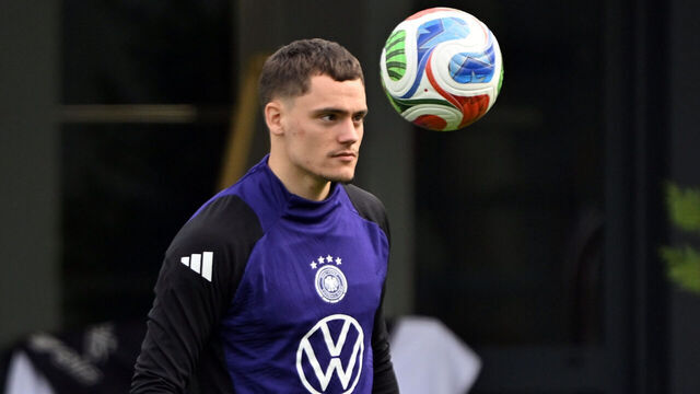 08 October 2025, Bavaria, Herzogenaurach: Soccer: National team, World Cup qualifier, before the match against Luxembourg (10.10.), Florian Wirtz (Germany) in action during training. Photo: Federico Gambarini/dpa - IMPORTANT NOTE: In accordance with the regulations of the DFL German Football League and the DFB German Football Association, it is prohibited to utilize or have utilized photographs taken in the stadium and/or of the match in the form of sequential images and/or video-like photo series.
