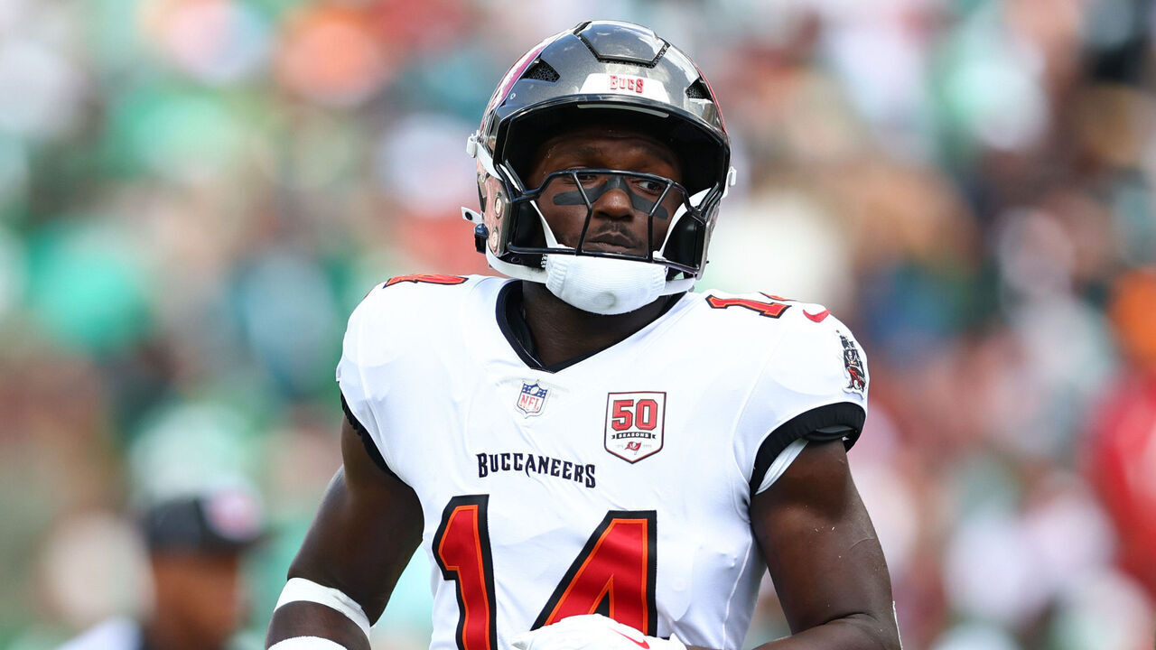 TAMPA, FLORIDA - SEPTEMBER 28: Chris Godwin Jr. #14 of the Tampa Bay Buccaneers plays against the Philadelphia Eagles during the second half of the game at Raymond James Stadium on September 28, 2025 in Tampa, Florida.