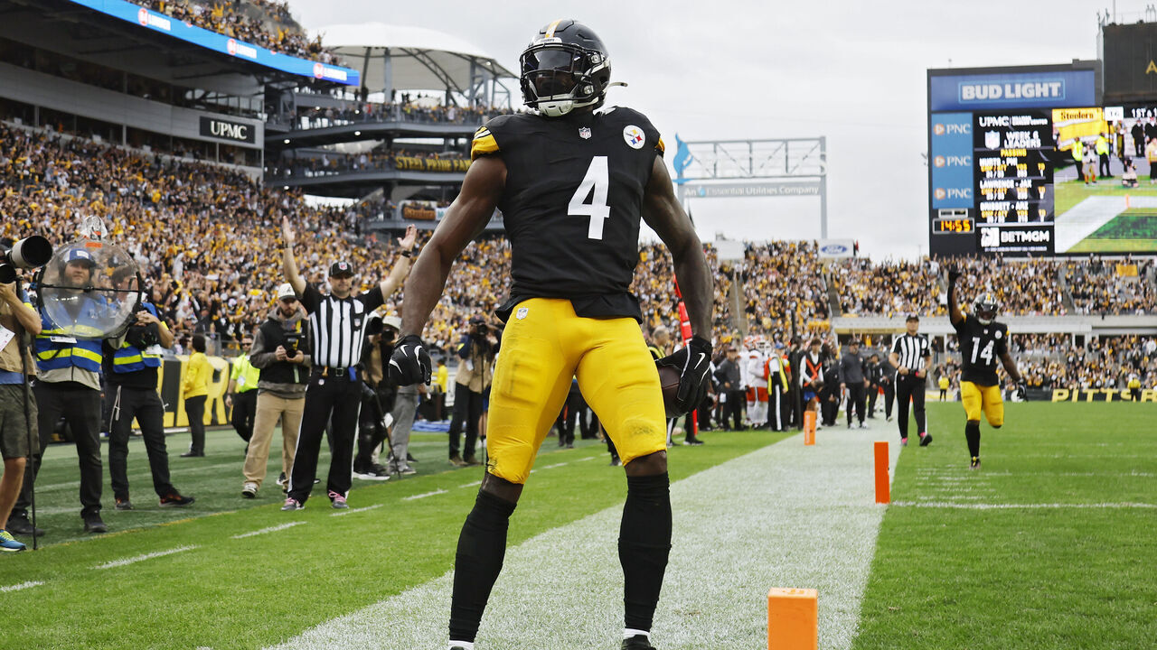 PITTSBURGH, PENNSYLVANIA - OCTOBER 12: DK Metcalf #4 of the Pittsburgh Steelers celebrates a touchdown against the Cleveland Browns during the fourth quarter in the game at Acrisure Stadium on October 12, 2025 in Pittsburgh, Pennsylvania.