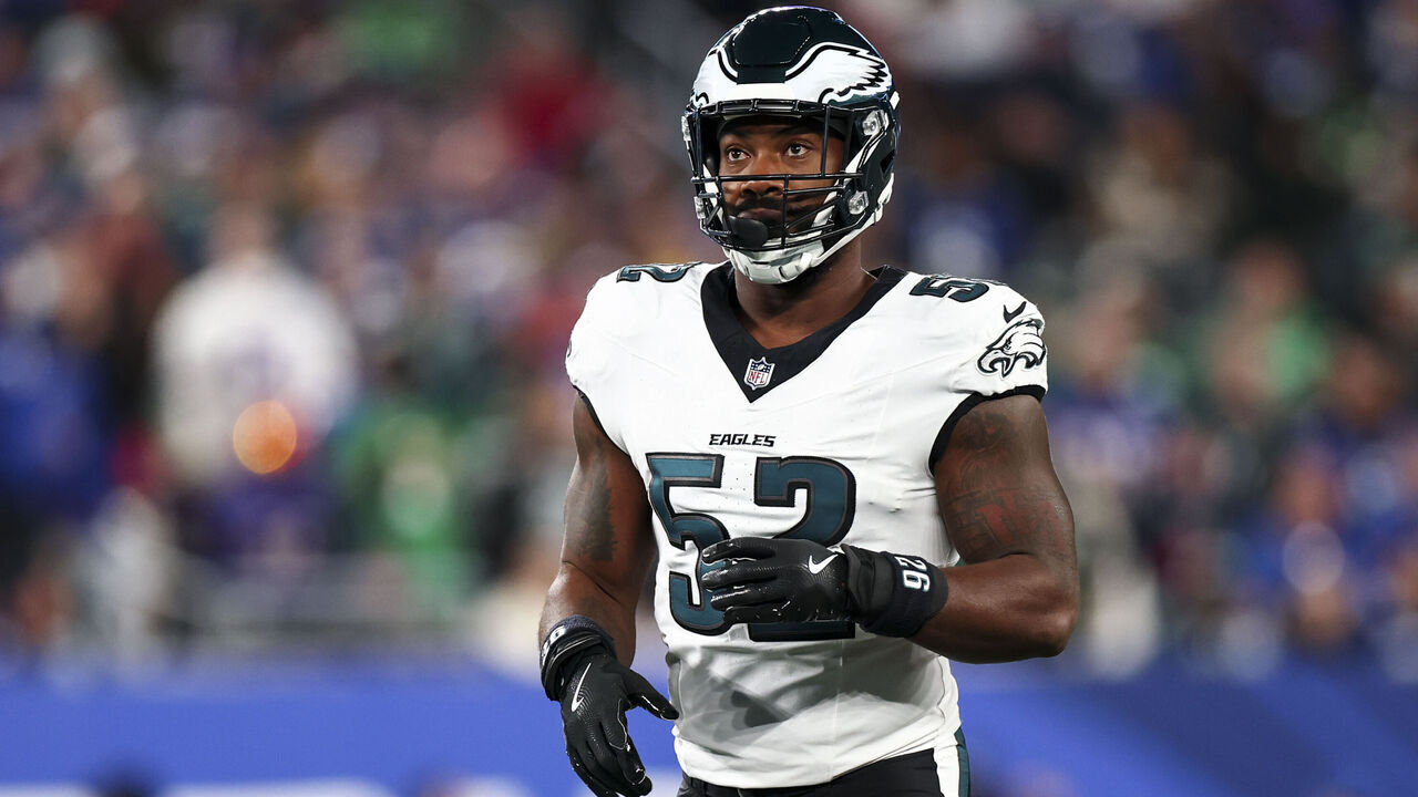 EAST RUTHERFORD, NEW JERSEY - OCTOBER 9: Za’Darius Smith #52 of the Philadelphia Eagles reacts after a play during an NFL football game against the New York Giants at MetLife Stadium on October 9, 2025 in East Rutherford, New Jersey.