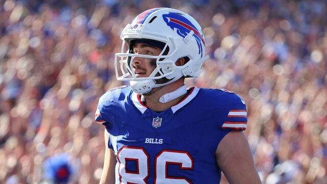 ORCHARD PARK, NEW YORK - SEPTEMBER 28: Dalton Kincaid #86 of the Buffalo Bills runs the ball in for a touchdown against the New Orleans Saints at Highmark Stadium on September 28, 2025 in Orchard Park, New York.