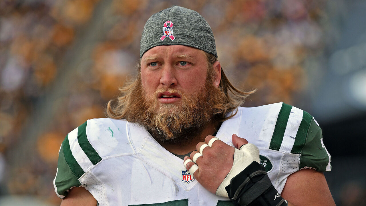 PITTSBURGH, PA - OCTOBER 09: Center Nick Mangold #74 of the New York Jets looks on from the sideline during a game against the Pittsburgh Steelers at Heinz Field on October 9, 2016 in Pittsburgh, Pennsylvania. The Steelers defeated the Jets 31-13.