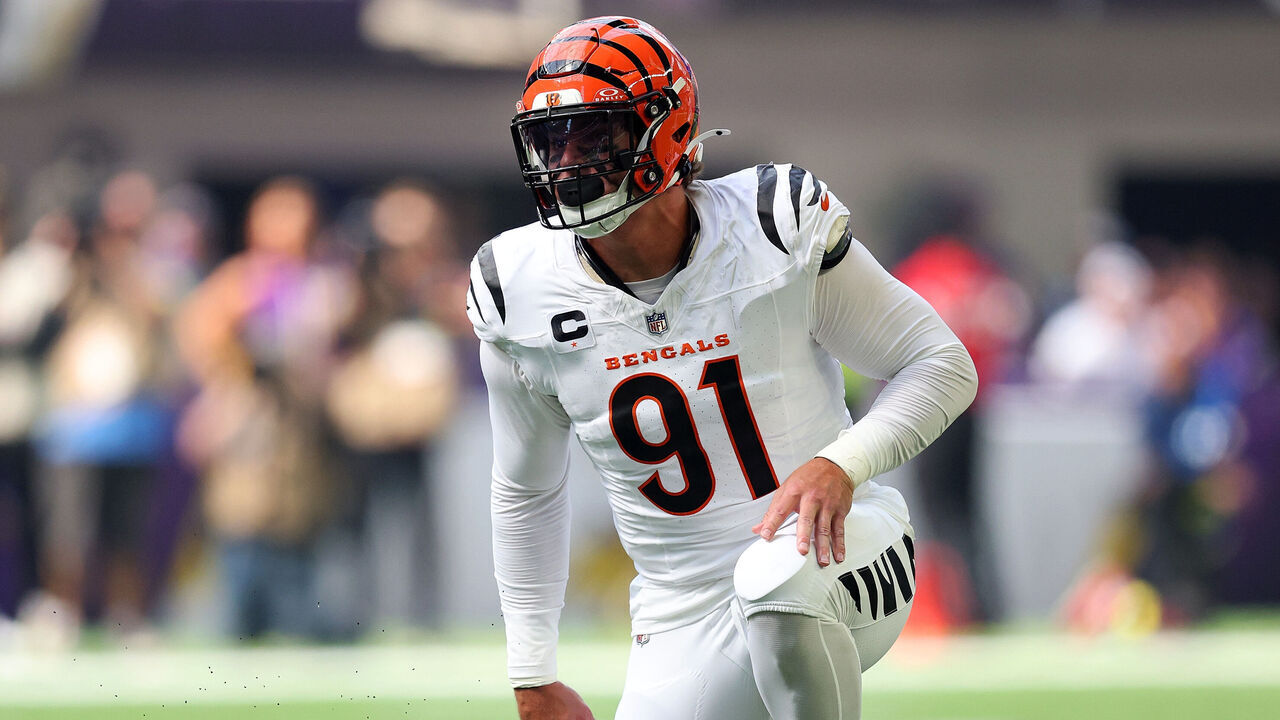 MINNEAPOLIS, MINNESOTA - SEPTEMBER 21: Trey Hendrickson #91 of the Cincinnati Bengals looks on against the Minnesota Vikings in the first quarter at U.S. Bank Stadium on September 21, 2025 in Minneapolis, Minnesota.
