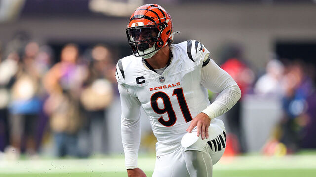 MINNEAPOLIS, MINNESOTA - SEPTEMBER 21: Trey Hendrickson #91 of the Cincinnati Bengals looks on against the Minnesota Vikings in the first quarter at U.S. Bank Stadium on September 21, 2025 in Minneapolis, Minnesota.