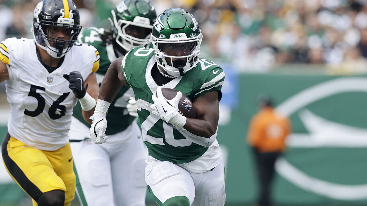 EAST RUTHERFORD, NEW JERSEY - SEPTEMBER 07: (NEW YORK DAILIES OUT) Breece Hall #20 of the New York Jets in action against the Pittsburgh Steelers at MetLife Stadium on September 07, 2025 in East Rutherford, New Jersey. The Steelers defeated the Jets 34-32.
