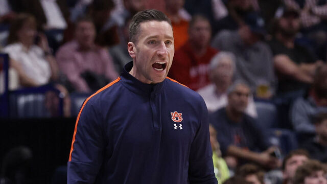 NASHVILLE, TN - MARCH 15: Auburn Tigers assistant coach Steven Pearl during a semifinal game of the SEC Tournament between the Auburn Tigers and Tennessee Volunteers, March 15, 2025 at Bridgestone Arena in Nashville, Tennessee.