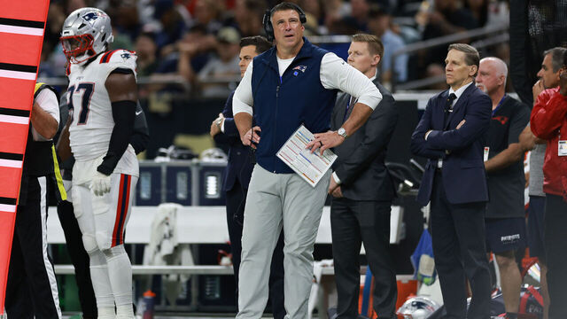 NEW ORLEANS, LOUISIANA - OCTOBER 12: Head coach Mike Vrabel of the New England Patriots reacts during the NFL 2025 game against the New Orleans Saints at Caesars Superdome on October 12, 2025 in New Orleans, Louisiana.""