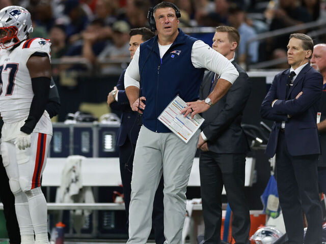 NEW ORLEANS, LOUISIANA - OCTOBER 12: Head coach Mike Vrabel of the New England Patriots reacts during the NFL 2025 game against the New Orleans Saints at Caesars Superdome on October 12, 2025 in New Orleans, Louisiana.""