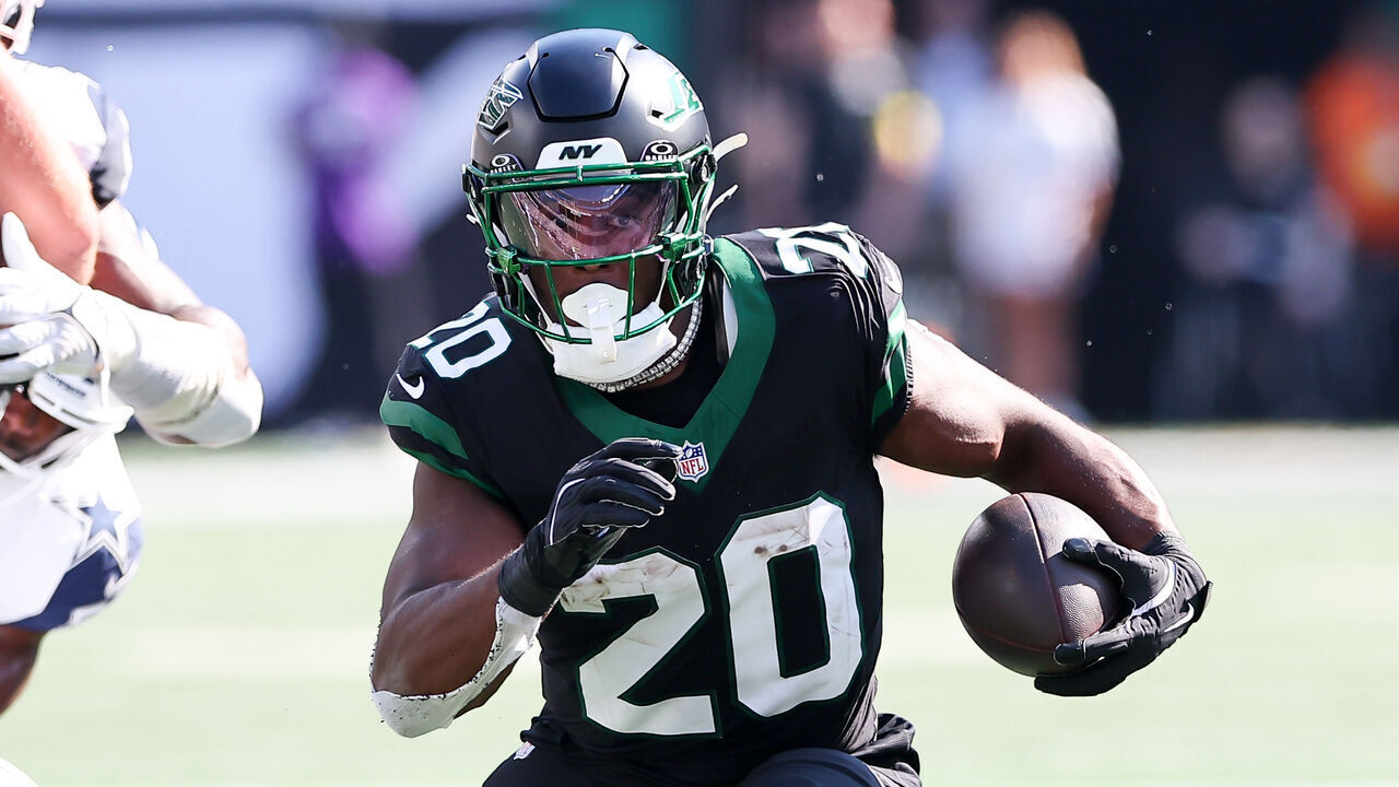 EAST RUTHERFORD, NJ - OCTOBER 05: Breece Hall #20 of the New York Jets runs during the game against the Dallas Cowboys on October 5, 2025 at MetLife Stadium in East Rutherford, New Jersey.