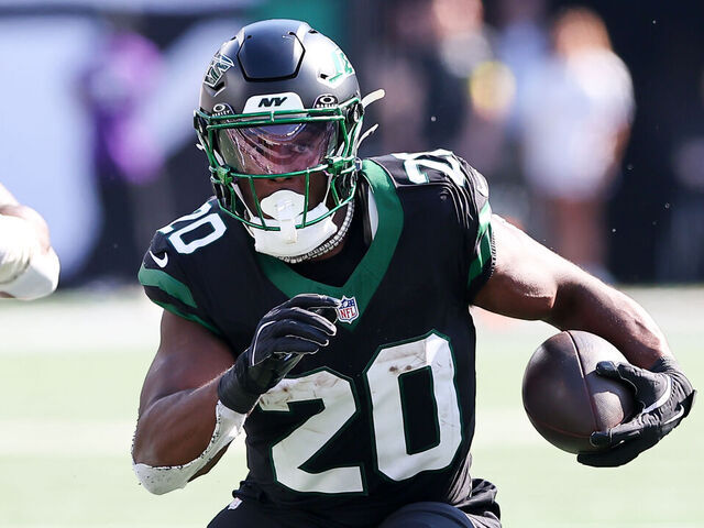 EAST RUTHERFORD, NJ - OCTOBER 05: Breece Hall #20 of the New York Jets runs during the game against the Dallas Cowboys on October 5, 2025 at MetLife Stadium in East Rutherford, New Jersey.