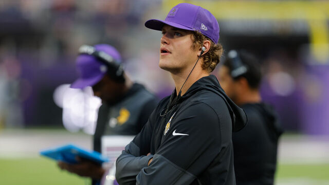 MINNEAPOLIS, MN - SEPTEMBER 21: Minnesota Vikings quarterback JJ. McCarthy (9) looks on during the NFL game between the Cincinnati Bengals and the Minnesota Vikings on September 21st, 2025, at U.S. Bank Stadium in Minneapolis, MN.