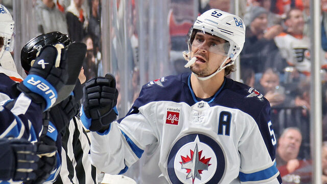 PHILADELPHIA, PENNSYLVANIA - OCTOBER 16: Mark Scheifele #55 of the Winnipeg Jets celebrates his third period power-play goal against the Philadelphia Flyers with his teammates on the bench at the Xfinity Mobile Arena on October 16, 2025 in Philadelphia, Pennsylvania.
