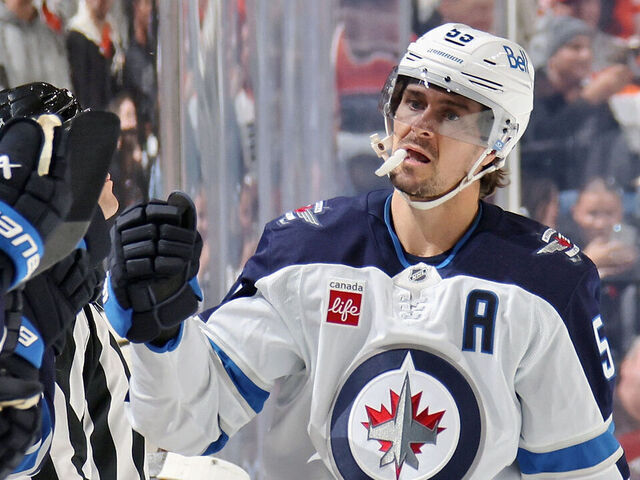 PHILADELPHIA, PENNSYLVANIA - OCTOBER 16: Mark Scheifele #55 of the Winnipeg Jets celebrates his third period power-play goal against the Philadelphia Flyers with his teammates on the bench at the Xfinity Mobile Arena on October 16, 2025 in Philadelphia, Pennsylvania.