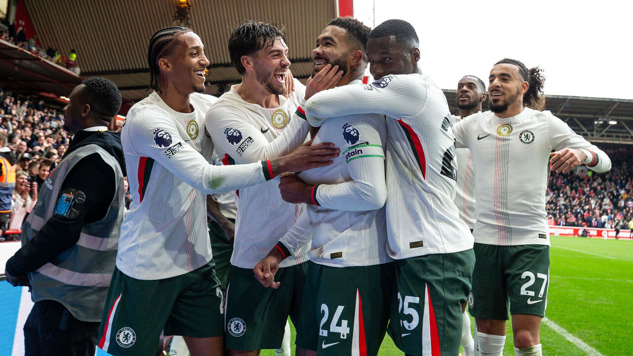 NOTTINGHAM, ENGLAND - OCTOBER 18: Chelsea's Reece James (centre) celebrates with team mates after scoring his side's third goal during the Premier League match between Nottingham Forest and Chelsea at City Ground on October 18, 2025 in Nottingham, England.