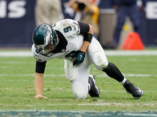 Eagles' Nick Foles to undergo MRI on cracked clavicle