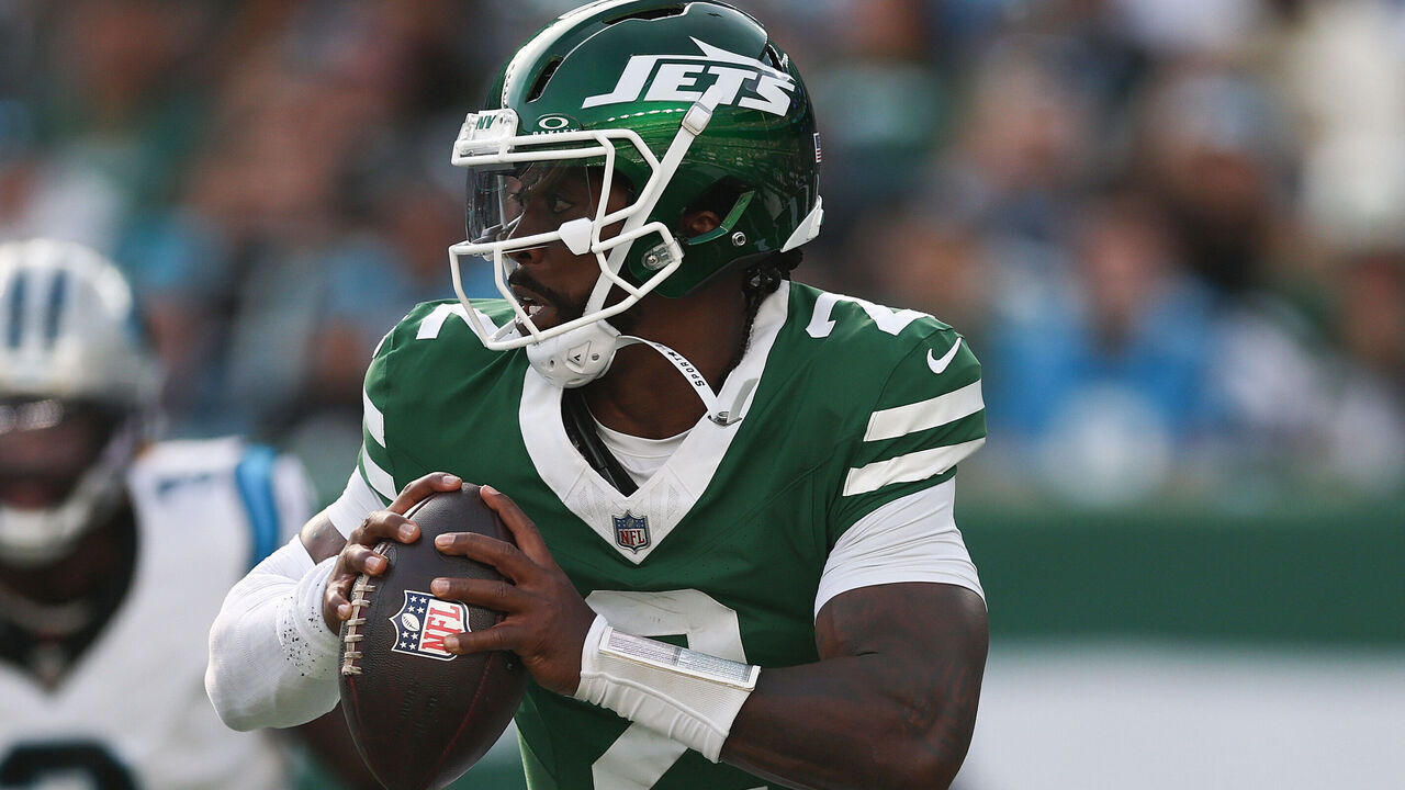 EAST RUTHERFORD, NEW JERSEY - OCTOBER 19: Tyrod Taylor #2 of the New York Jets carries the ball during the fourth quarter against the Carolina Panthers in the game at MetLife Stadium on October 19, 2025 in East Rutherford, New Jersey.