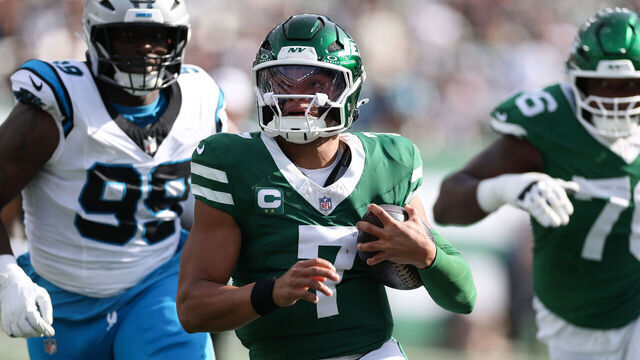 EAST RUTHERFORD, NEW JERSEY - OCTOBER 19: Justin Fields #7 of the New York Jets runs with the ball during the second quarter against the Carolina Panthers in the game at MetLife Stadium on October 19, 2025 in East Rutherford, New Jersey.
