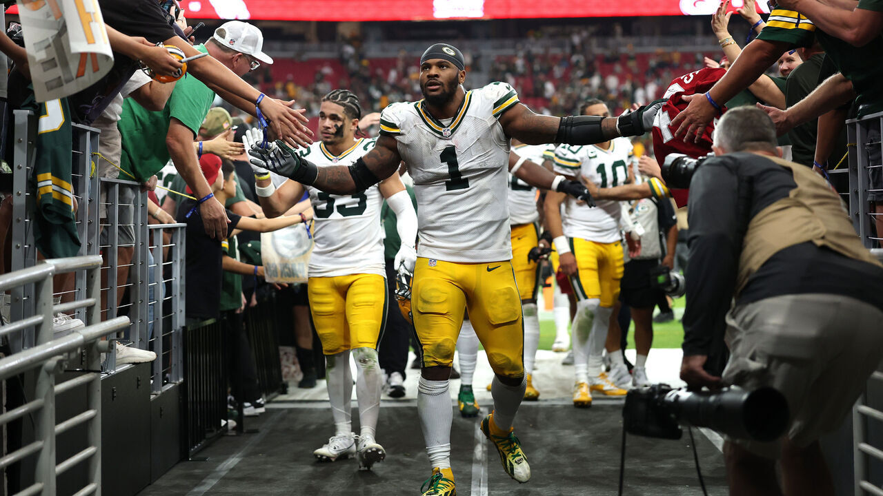 GLENDALE, ARIZONA - OCTOBER 19: Micah Parsons #1 of the Green Bay Packers celebrates after his team's 27-23 victory against the Arizona Cardinals at State Farm Stadium on October 19, 2025 in Glendale, Arizona.