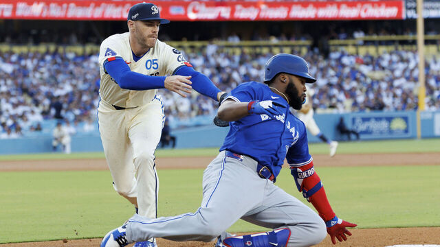LOS ANGELES, CA - AUGUST 9, 2025: Los Angeles Dodgers first base Freddie Freeman (5) tags out Toronto Blue Jays first base Vladimir Guerrero Jr. (27) in the base path on a wide throw from Los Angeles Dodgers shortstop Mookie Betts in the third inning at Dodger Stadium on August 9, 2025 in Los Angeles, California.(Gina Ferazzi / Los Angeles Times via Getty Images)