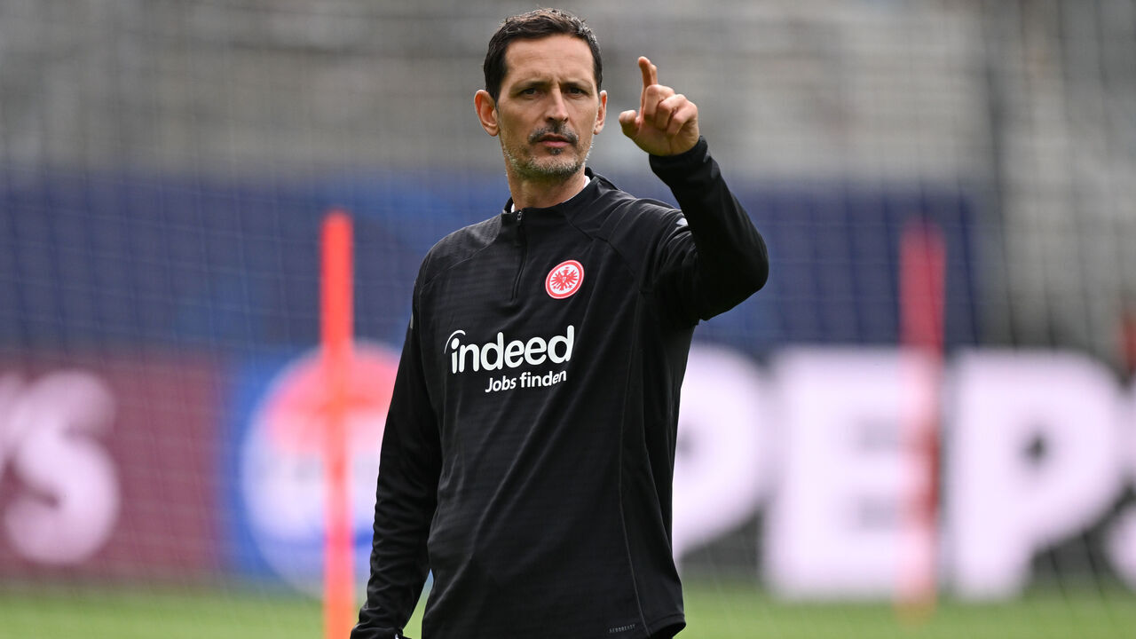 21 October 2025, Hesse, Frankfurt/Main: Soccer: Champions League, Before the preliminary round match between Eintracht Frankfurt and Liverpool FC. Coach Dino Toppmöller (Eintracht Frankfurt) counts the players during the final training session. Photo: Arne Dedert/dpa