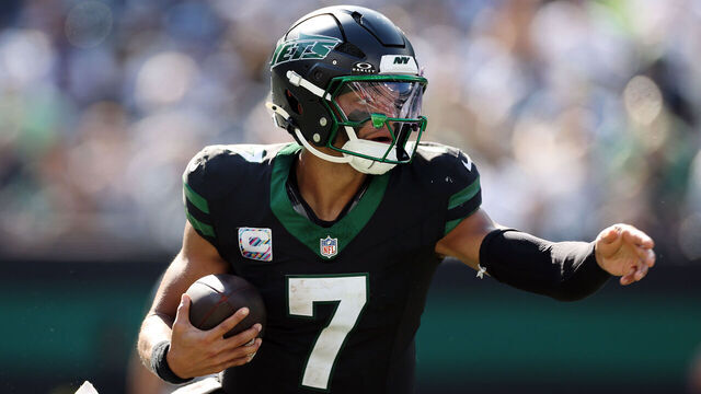 EAST RUTHERFORD, NEW JERSEY - OCTOBER 05: Justin Fields #7 of the New York Jets in action during the NFL 2025 game against the Dallas Cowboys at MetLife Stadium on October 05, 2025 in East Rutherford, New Jersey.