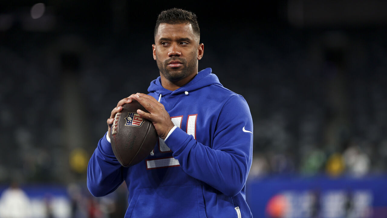 EAST RUTHERFORD, NEW JERSEY - OCTOBER 9: Russell Wilson #3 of the New York Giants warms up prior to an NFL football game against the Philadelphia Eagles at MetLife Stadium on October 9, 2025 in East Rutherford, New Jersey.