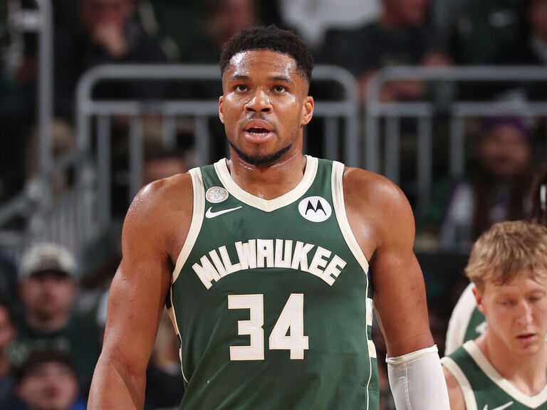 Image for Report: Giannis starts talks with Bucks about future
