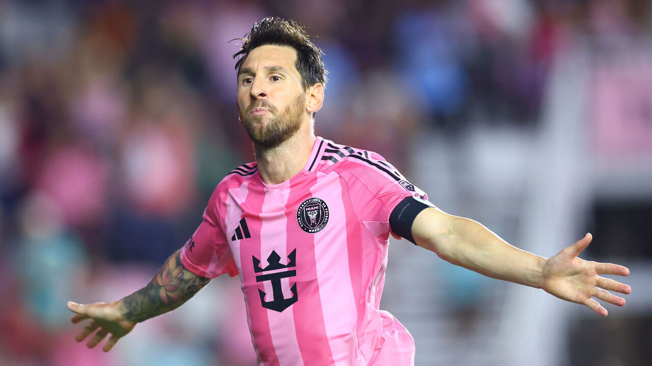 FORT LAUDERDALE, FLORIDA - SEPTEMBER 20: Lionel Messi #10 of Inter Miami CF celebrates after scoring the team's third goal during the MLS match between Inter Miami CF and D.C. United at Chase Stadium on September 20, 2025 in Fort Lauderdale, Florida.