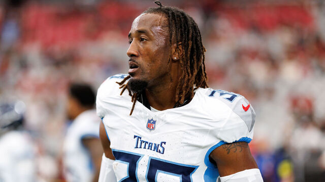 GLENDALE, ARIZONA - OCTOBER 5: L'Jarius Sneed #38 of the Tennessee Titans stands on the field prior to an NFL football game against the Arizona Cardinals at State Farm Stadium on October 05, 2025 in Glendale, Arizona.