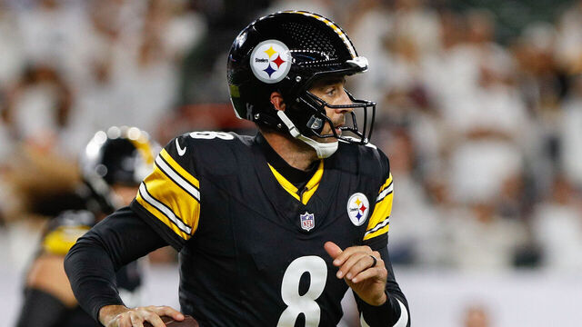 CINCINNATI, OH - OCTOBER 16: Pittsburgh Steelers quarterback Aaron Rodgers (8) looks to pass during the game against the Pittsburgh Steelers and the Cincinnati Bengals on October 16, 2025, at Paycor Stadium in Cincinnati, OH.