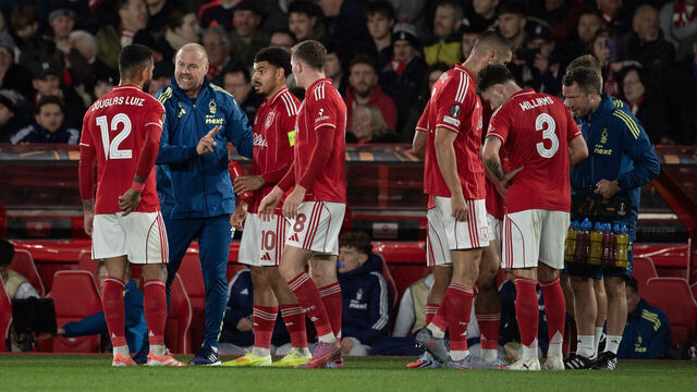 NOTTINGHAM, ENGLAND - OCTOBER 23: Nottingham Forest manager Sean Dyche talks to his players during the UEFA Europa League 2025/26 League Phase MD3 match between Nottingham Forest FC and FC Porto at City Ground on October 23, 2025 in Nottingham, England.