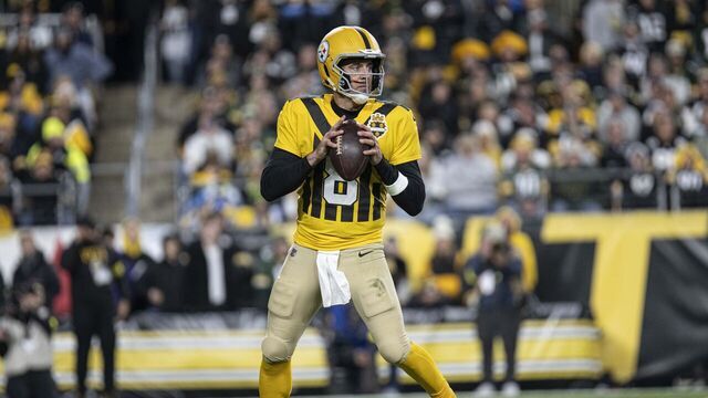 PITTSBURGH, PA - OCTOBER 26: Pittsburgh Steelers quarterback Aaron Rodgers (8) drops back before throwing the ball in the second quarter during the game between the Pittsburgh Steelers and Green Bay Packers at Acrisure Stadium on October 26, 2025 in Pittsburgh, PA.
