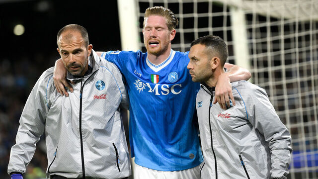 DIEGO ARMANDO MARADONA STADIUM, NAPLES, ITALY - 2025/10/25: Kevin De Bruyne of SSC Napoli, injured, leaves the pitch after scoring a goal on penalty during the Serie A 2025/2026 football match between SSC Napoli and FC Internazionale. Napoli won 3-1 over Internazionale.