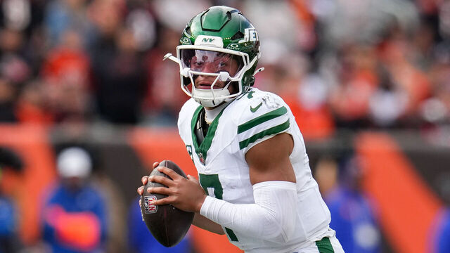 CINCINNATI, OHIO - OCTOBER 26: Justin Fields #7 of the New York Jets drops back to pass during the fourth quarter against the Cincinnati Bengals in the game at Paycor Stadium on October 26, 2025 in Cincinnati, Ohio.