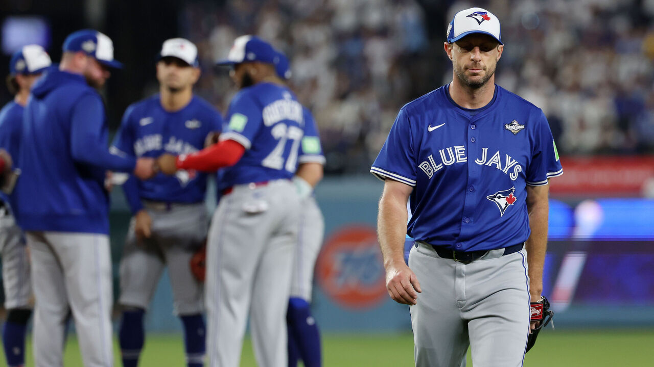 Los Angeles, CA, October, 27, 2025: Toronto Blue Jays pitcher Max Scherzer (31) leaves the game during the fifth inning of Game three of the World Series between the Los Angeles Dodgers and the Toronto Blue Jays at Dodger Stadium on Monday, October 27, 2025 in Los Angeles, CA. (Robert Gauthier/Los Angeles Times via Getty Images)