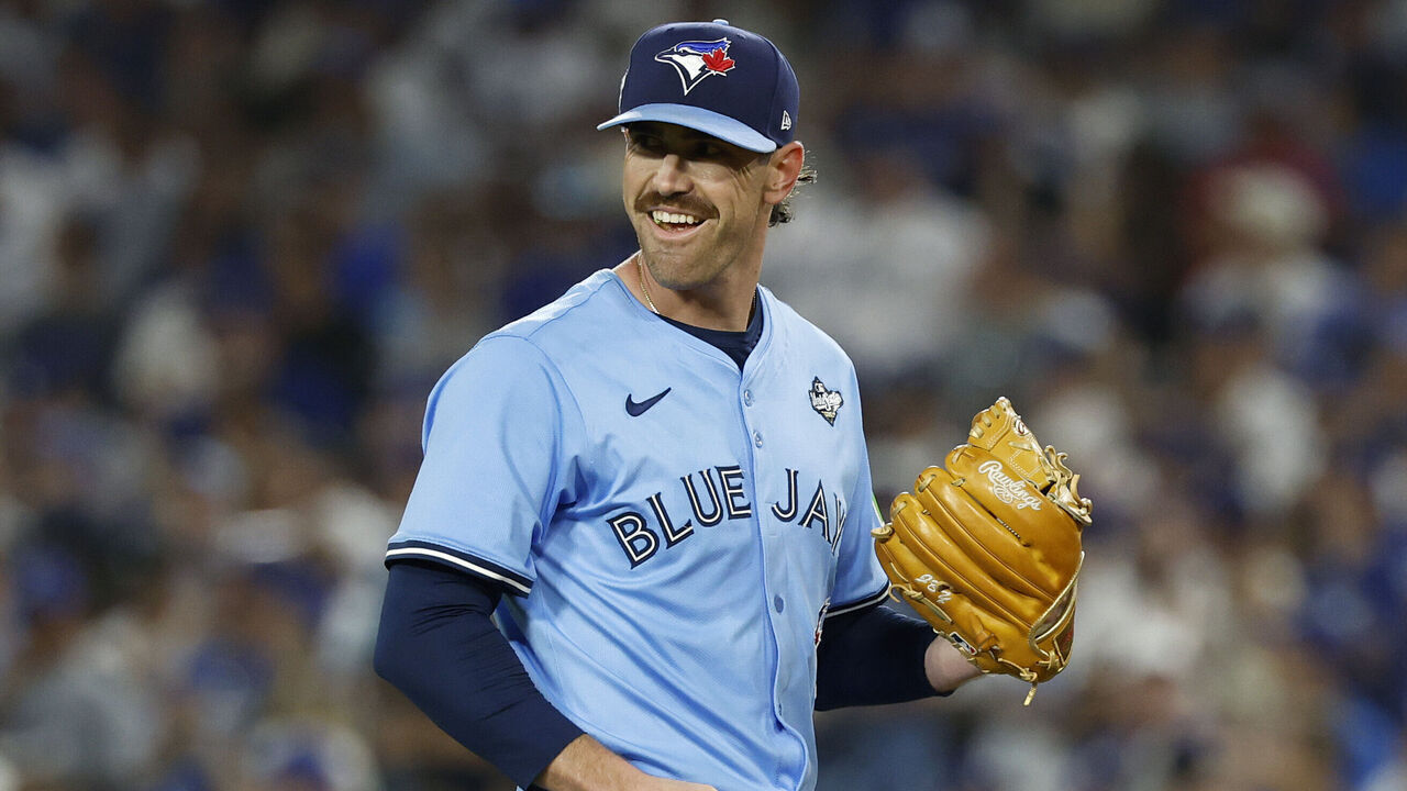 LOS ANGELES, CALIFORNIA - OCTOBER 28: Shane Bieber #57 of the Toronto Blue Jays reacts after Teoscar Hernández #37 of the Los Angeles Dodgers hits a single in the sixth inning in game four of the 2025 World Series at Dodger Stadium on October 28, 2025 in Los Angeles, California.