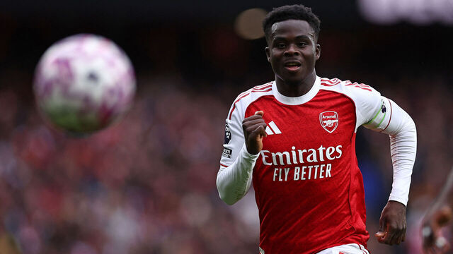 Arsenal's English midfielder #07 Bukayo Saka chases the ball during the English Premier League football match between Arsenal and Crystal Palace at the Emirates Stadium in London on October 26, 2025.