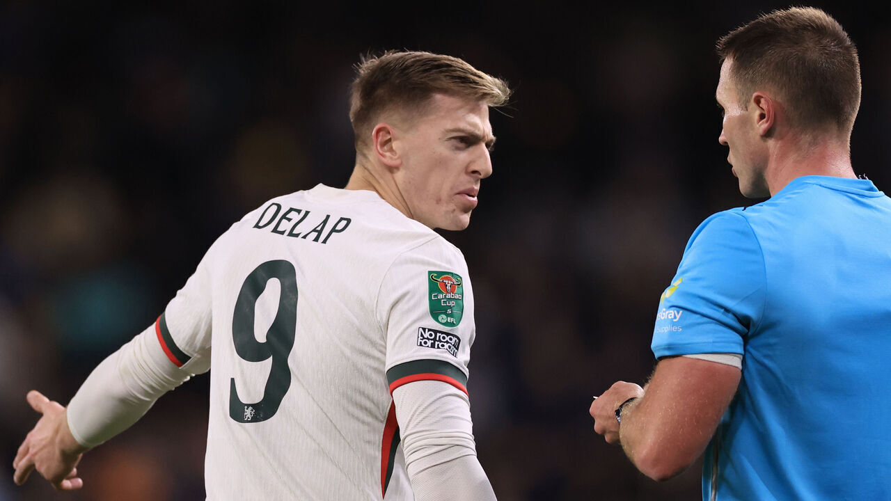 WOLVERHAMPTON, ENGLAND - OCTOBER 29: Liam Delap of Chelsea confronts referee Thomas Bramall during the Carabao Cup Fourth Round match between Wolverhampton Wanderers and Chelsea at Molineux on October 29, 2025 in Wolverhampton, England.