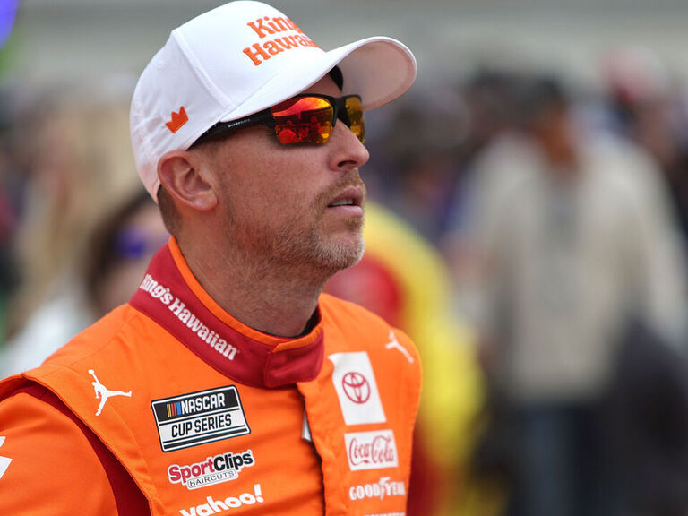 Hamlin races for dying father's last chance to see him win title