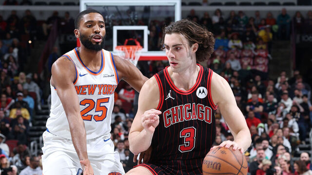 CHICAGO, IL - OCTOBER 31: Josh Giddey #3 of the Chicago Bulls dribbles the ball during the game against the New York Knicks on October 31, 2025 at United Center in Chicago, Illinois. Mandatory Copyright Notice: Copyright 2025 NBAE