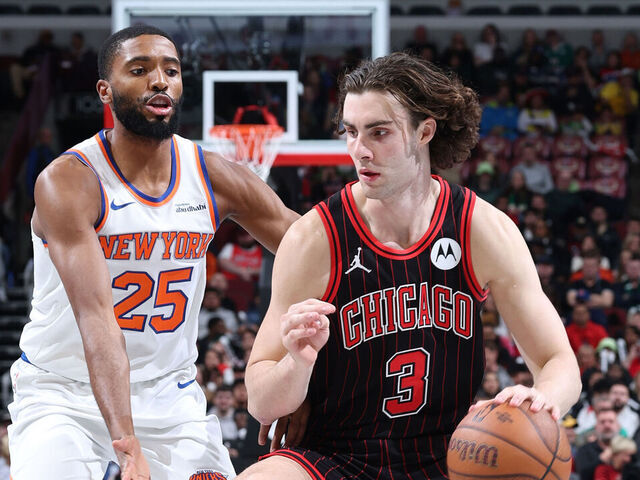 CHICAGO, IL - OCTOBER 31: Josh Giddey #3 of the Chicago Bulls dribbles the ball during the game against the New York Knicks on October 31, 2025 at United Center in Chicago, Illinois. Mandatory Copyright Notice: Copyright 2025 NBAE
