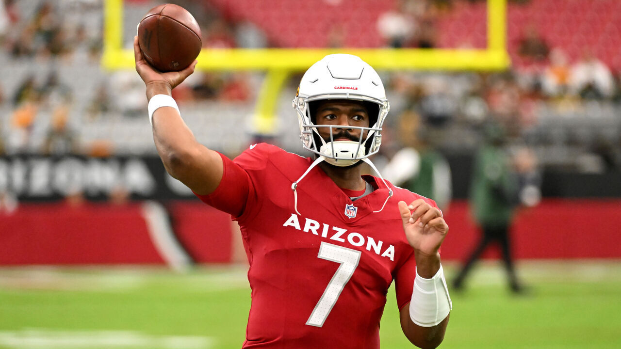 GLENDALE, ARIZONA - OCTOBER 19: Jacoby Brissett #7 of the Arizona Cardinals warms up before the game against the Green Bay Packers at State Farm Stadium on October 19, 2025 in Glendale, Arizona.