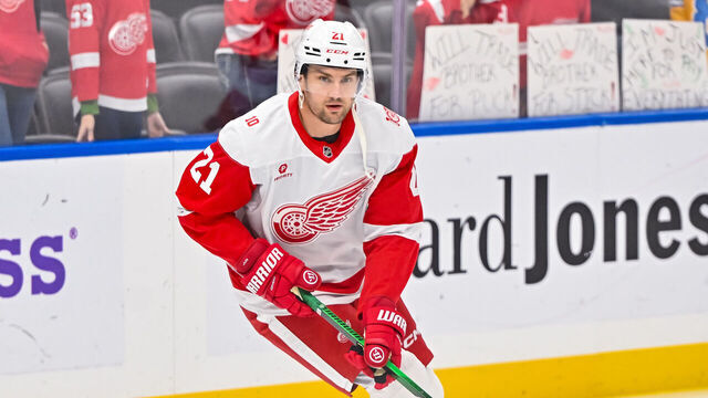 ST. LOUIS, MO - OCTOBER 28: Detroit Red Wings left wing James van Riemsdyk (21) skates with the puck during pregame where the St. Louis Blues hosted the Detroit Red Wings on Tuesday October 28, 2025, at the Enterprise Center in St. Louis MO