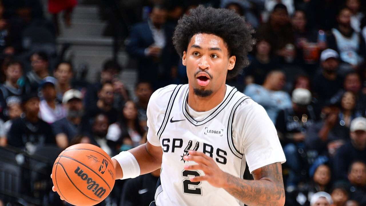 SAN ANTONIO, TX - OCTOBER 30: Dylan Harper #2 of the San Antonio Spurs drives to the basket during the game against the Miami Heat on October 30, 2025 at the Frost Bank Center in San Antonio, Texas. Mandatory Copyright Notice: Copyright 2025 NBAE (Photos by Michael Gonzales/NBAE via Getty Images)