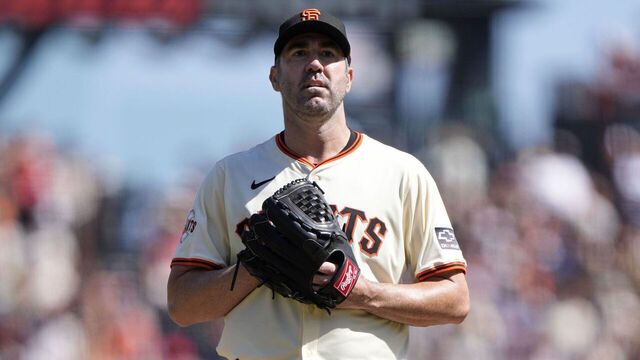 SAN FRANCISCO, CALIFORNIA - SEPTEMBER 27: Justin Verlander #35 of the San Francisco Giants pitches at Oracle Park on September 27, 2025 in San Francisco, California.