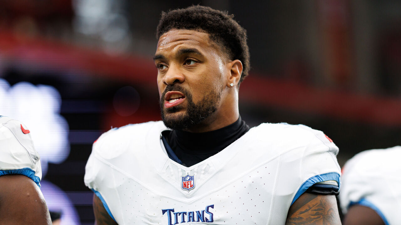 GLENDALE, ARIZONA - OCTOBER 5: Dre’Mont Jones #45 of the Tennessee Titans stands on the field prior to an NFL football game against the Arizona Cardinals at State Farm Stadium on October 05, 2025 in Glendale, Arizona.