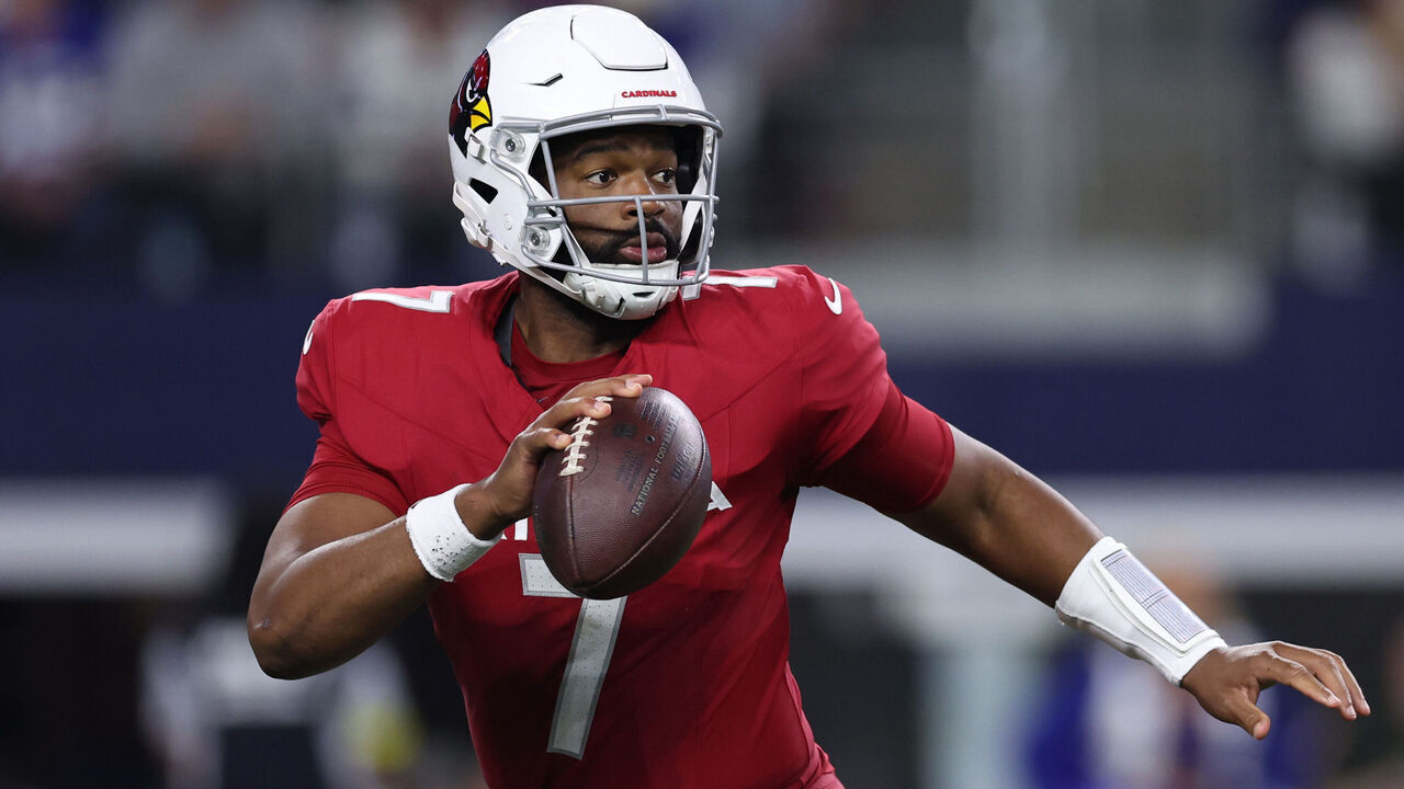 ARLINGTON, TEXAS - NOVEMBER 03: Jacoby Brissett #7 of the Arizona Cardinals scrambles against the Dallas Cowboys during the fourth quarter in the game at AT&T Stadium on November 03, 2025 in Arlington, Texas.