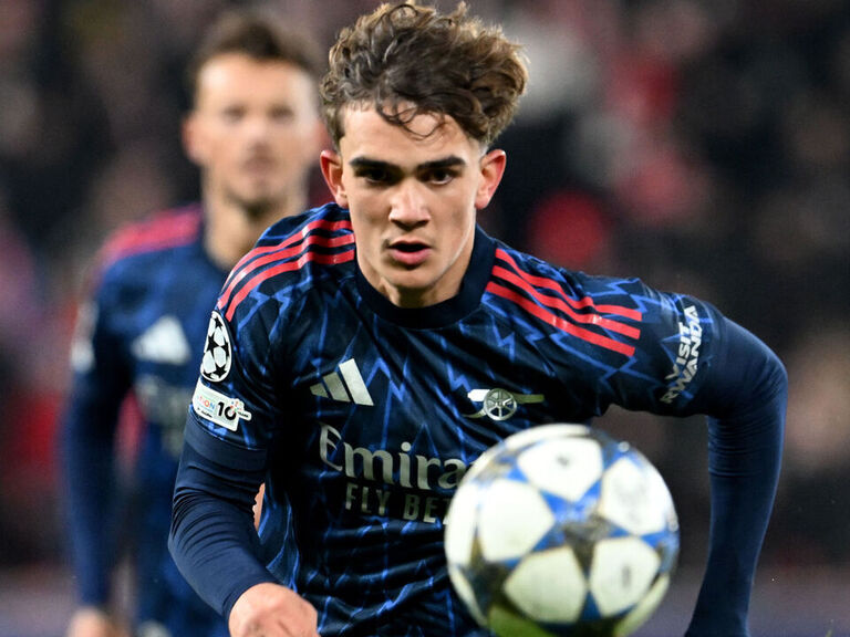 Arsenal's Dowman, 15, becomes youngest Champions League player Arsenal's Dowman, 15, becomes youngest Champions League player