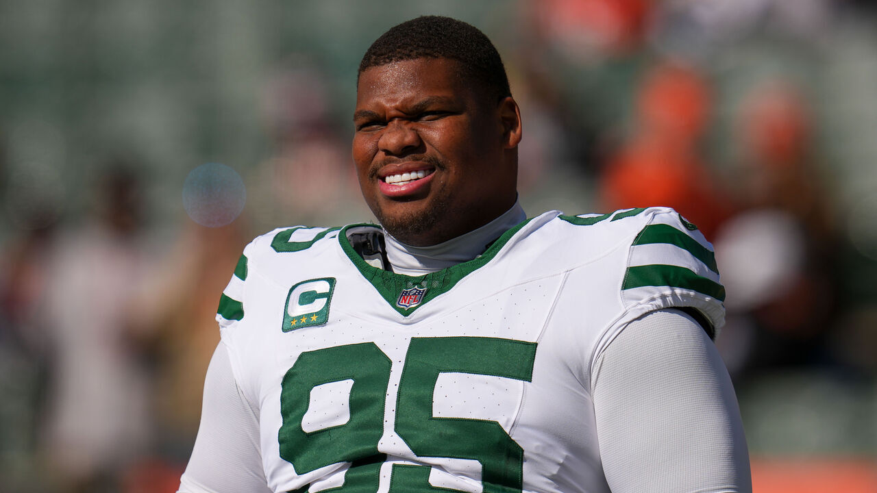CINCINNATI, OHIO - OCTOBER 26: Quinnen Williams #95 of the New York Jets looks on before the game against the Cincinnati Bengals at Paycor Stadium on October 26, 2025 in Cincinnati, Ohio.